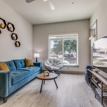 Lush Downtown Condo On Riverwalk W King Ste, Free Parking, Pet Friendly, Centrally Located On Riverwalk